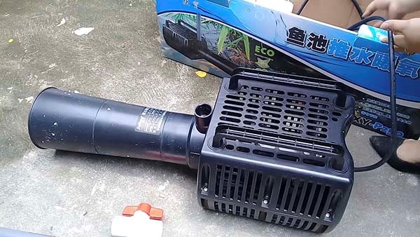 may-bom-ho-ca-tao-dong-nuoc