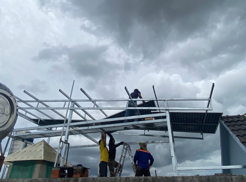 tấm pin trên khung giàn