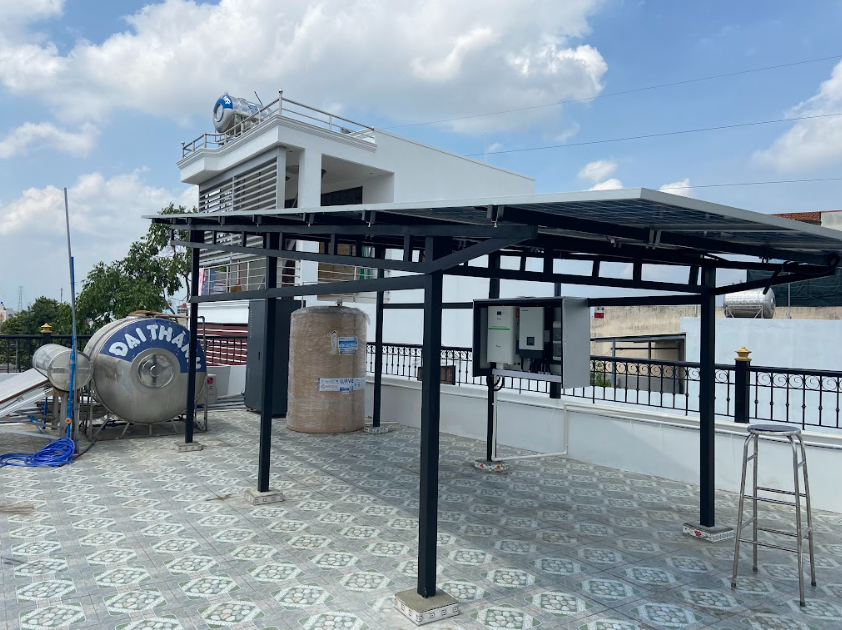 Tấm pin đặt trên khung giàn