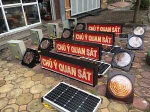 den-canh-bao-giao-thong-nang-luong-mat-troi