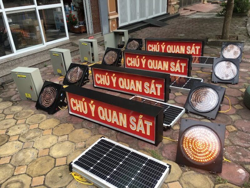 den-canh-bao-giao-thong-nang-luong-mat-troi
